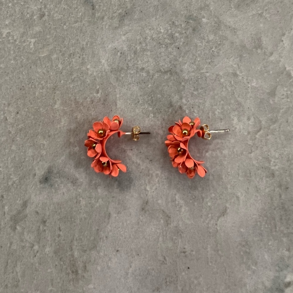 SASHI Bloom Earrings in Coral